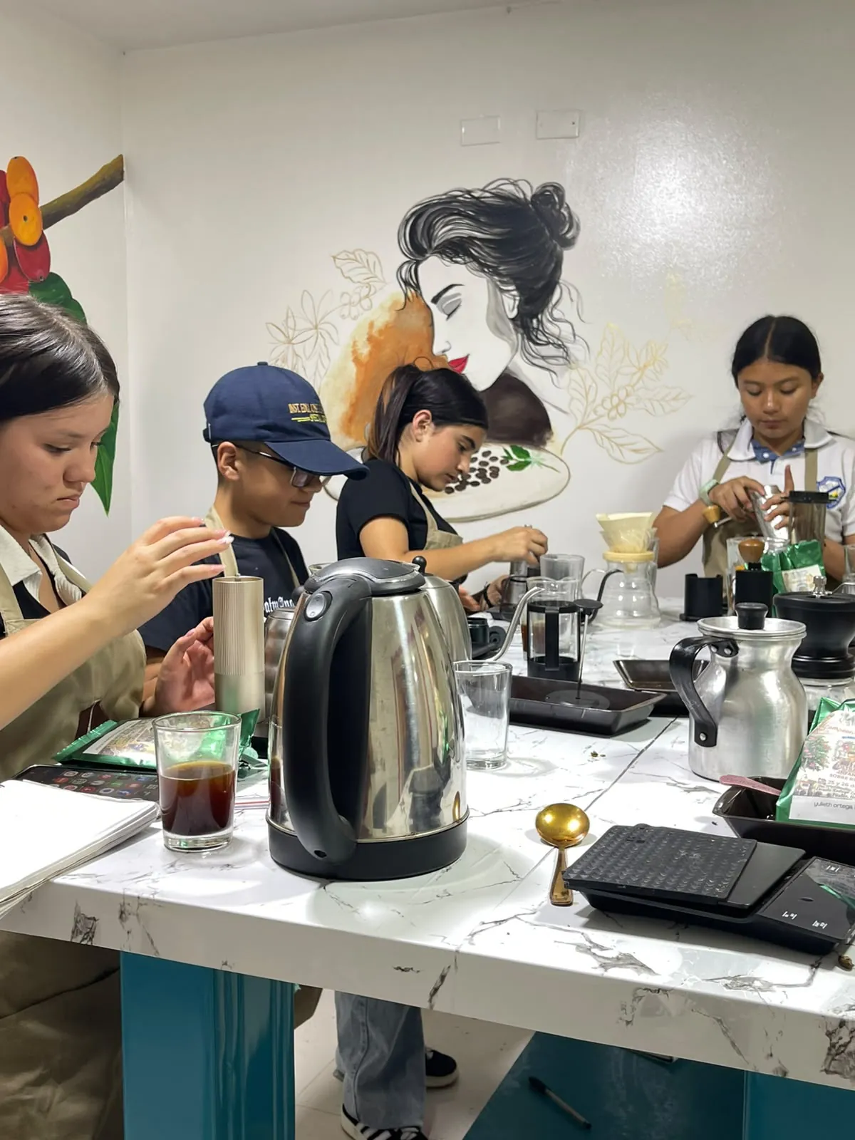 Jóvenes practicando barismo en taller de LANDRACES
