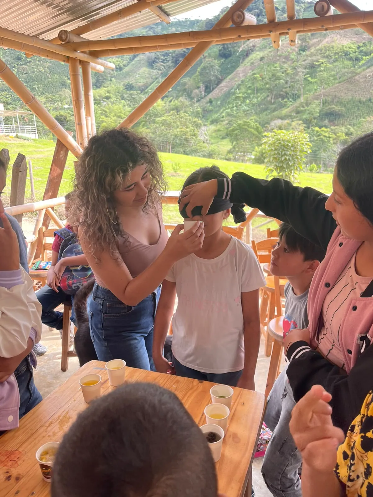 Catación de café con niños, niñas y adolescentes