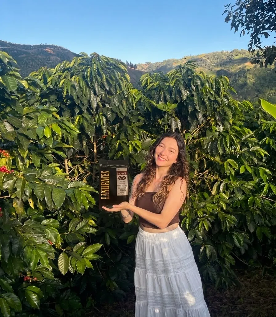 Fundadora de LANDRACES con una bolsa de café en el cafetal
